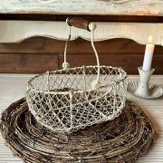 Cestino in rete bianco vintage con manico in legno