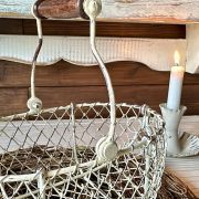 Cestino in rete bianco vintage con manico in legno