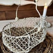 Cestino in rete bianco vintage con manico in legno