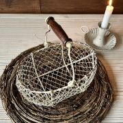 Cestino in rete bianco vintage con manico in legno