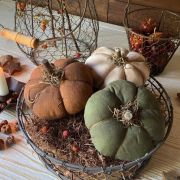 Zucchette primitive in stoffa bianche