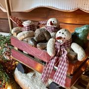 Mamma pupazzo con carretto e i suoi piccolini pupazzetti di neve
