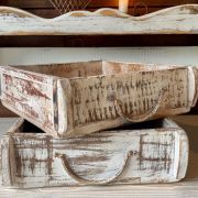 Vecchio cassetto in legno bianco anticato