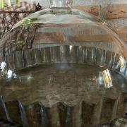 Porta biscotti con piatto smerlato in ferro e cloche in vetro