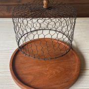 Vassoio in legno con cloche in rete
