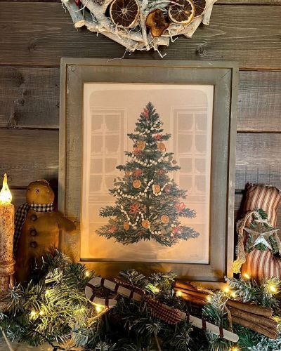 Albero di natale dipinto a mano incorniciato da una vecchia cornice dalla finitura grigio chiaro