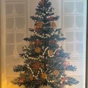 Albero di natale dipinto a mano incorniciato da una vecchia cornice dalla finitura grigio chiaro