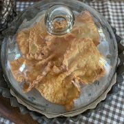 Porta biscotti con piatto smerlato in ferro e cloche in vetro