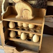 Credenzina portauova in legno con cassetto
