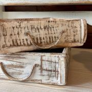 Vecchio cassetto in legno bianco anticato