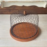 Vassoio in legno con cloche in rete