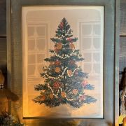 Albero di natale dipinto a mano incorniciato da una vecchia cornice dalla finitura grigio chiaro