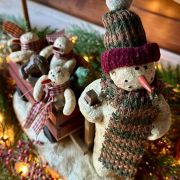 Mamma pupazzo con carretto e i suoi piccolini pupazzetti di neve
