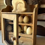 Credenzina portauova in legno con cassetto