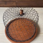 Vassoio in legno con cloche in rete