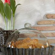 Porta biscotti con piatto smerlato in ferro e cloche in vetro