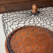 Vassoio in legno con cloche in rete