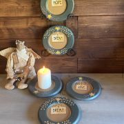 Piattini primitive in legno dipinti a mano-set da 3 “love/hope/Dream”