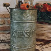 Porta utensili francese in ferro con manici in legno