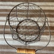 Cesta alta in rete con manico in legno