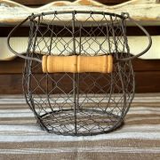 Cesta alta in rete con manico in legno