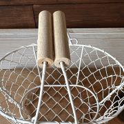 Cestino in rete bianco con doppio manico in legno