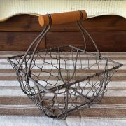 Cestino in rete con manico in legno