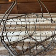 Cestino in rete con manico in legno