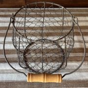 Cesta alta in rete con manico in legno