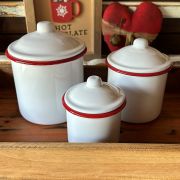 Set da 3 barattoli smaltati con bordo rosso