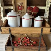 Set da 3 barattoli smaltati con bordo rosso
