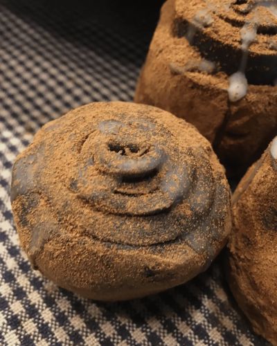 Cinnamon rolls in cera d’api annerita dall’intenso profumo di cannella