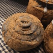 Cinnamon rolls in cera d’api annerita dall’intenso profumo di cannella