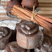 Cinnamon rolls in cera d’api annerita dall’intenso profumo di cannella