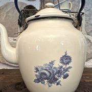 Antica caffettiera smaltata bianca con decori blu
