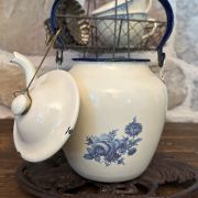Antica caffettiera smaltata bianca con decori blu