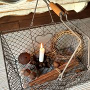 Cesta in ferro rettangolare con cuori e manici in legno