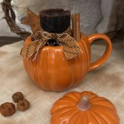 Tazza zuccosa in ceramica decorata e candela in cera d’api annerita