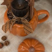 Tazza zuccosa in ceramica decorata e candela in cera d’api annerita