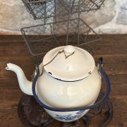 Antica caffettiera smaltata bianca con decori blu