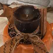 Tazza zuccosa in ceramica decorata e candela in cera d’api annerita