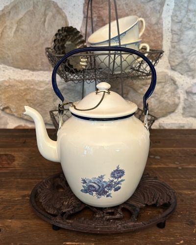 Antica caffettiera smaltata bianca con decori blu