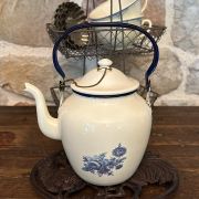 Antica caffettiera smaltata bianca con decori blu