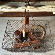 Cesta in ferro rettangolare con cuori e manici in legno