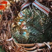 Ghirlanda in viticcio decorata con anice stellato