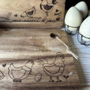 Tagliere in legno con gallinelle home sweet home