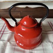 Antica caffettiera smaltata rossa