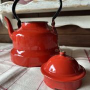 Antica caffettiera smaltata rossa