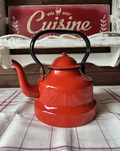 Antica caffettiera smaltata rossa