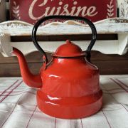 Antica caffettiera smaltata rossa